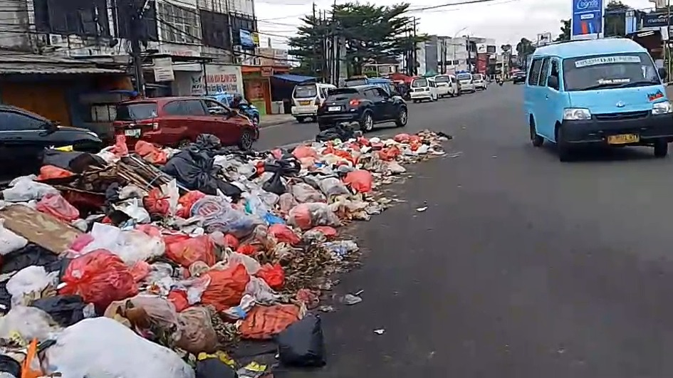 Tumpukan sampah menggunung bukan hanya di kolong flyover Ciputat, salah satunya ada di depan SPBU Pasar Cimanggis, Tangerang Selatan. (Foto:Iwan Gemblong/LBJ)